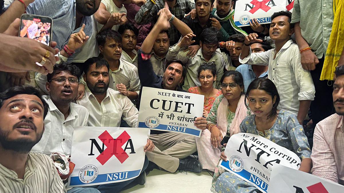 27 जून, 2024 को नई दिल्ली में राष्ट्रीय परीक्षण एजेंसी कार्यालय के बाहर विरोध प्रदर्शन। 